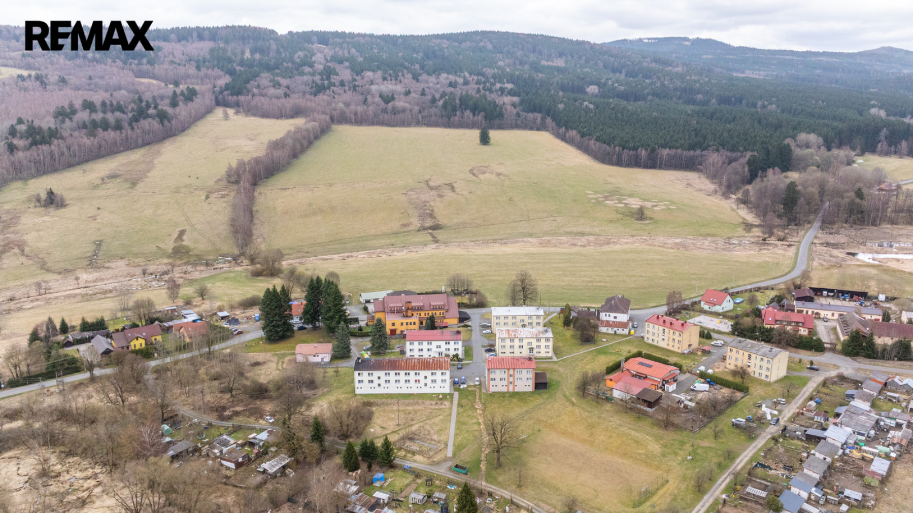 Činžovní dům se 4 byty a 4 garážemi v Rybníku u Domažlic