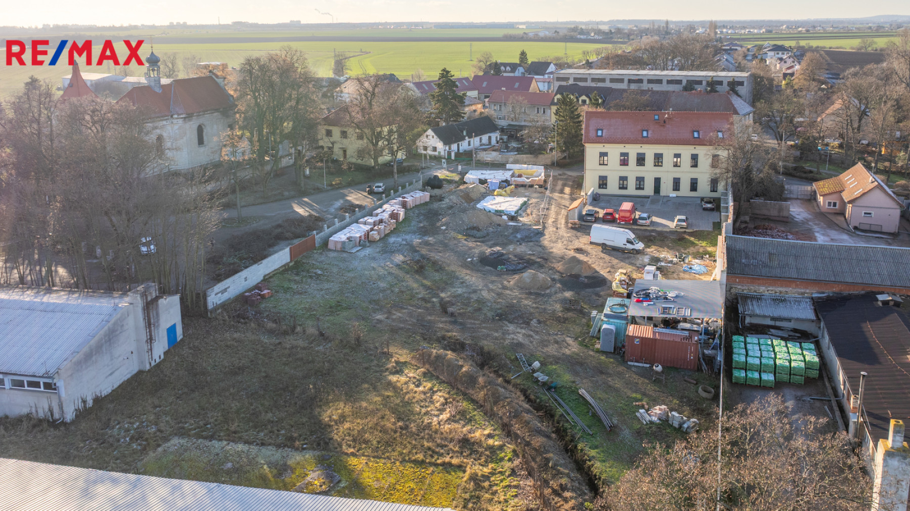 Prodej stavebního pozemku ve Svémyslicích, Praha - východ