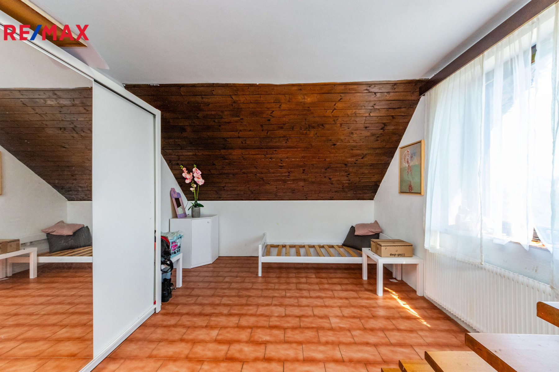 Třípodlažní RD 465 m² lodžie terasa dvojgaráž sklep studna zahrada bazén Lipence Praha 5