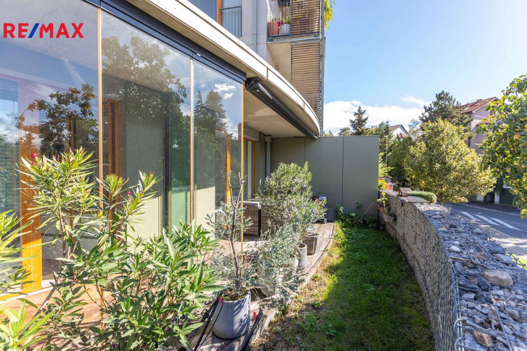 Krásný byt 3+kk zařízený architektonickým studiem s velkou terasou/předzahrádkou