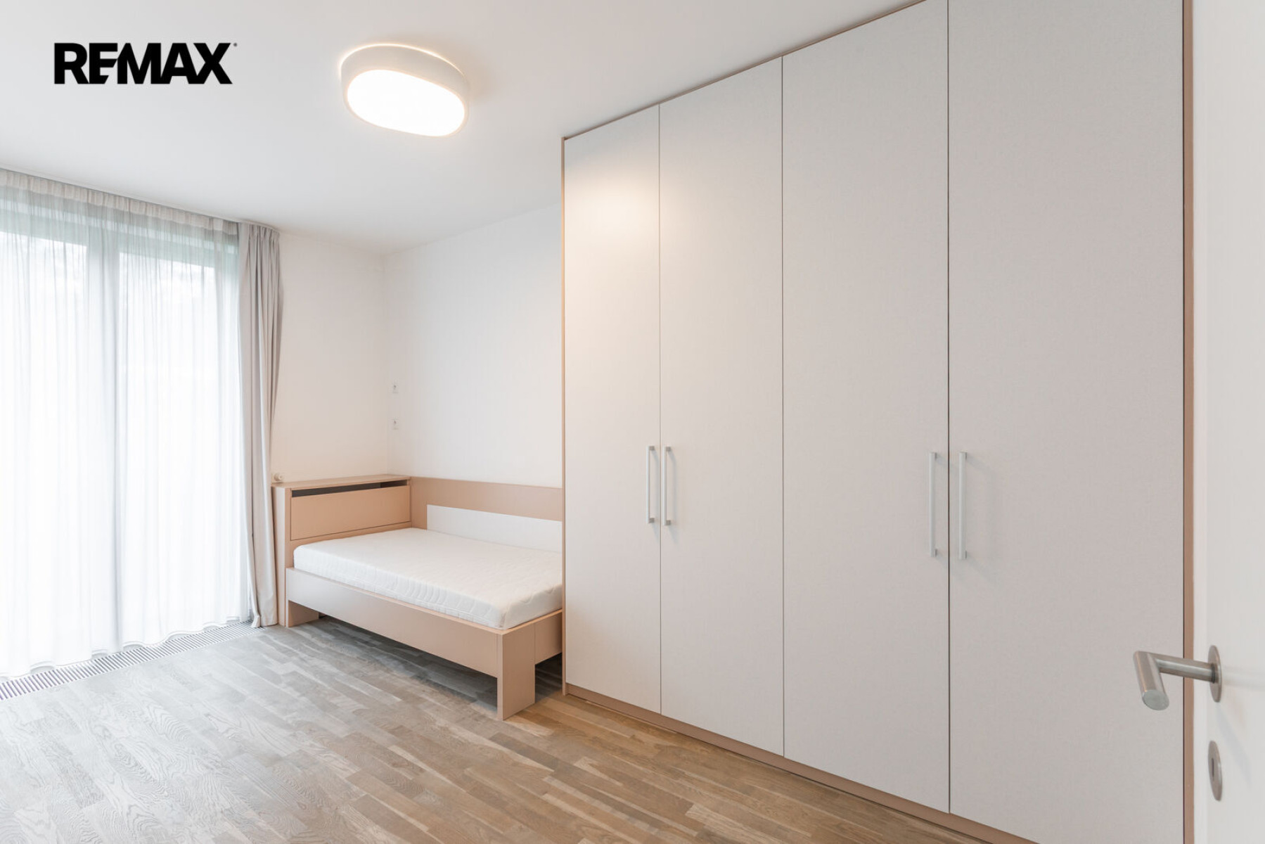 Pronájem rodinného domu 5+kk, 179 m² se zahradou 357 m², dvěma terasami, balkonem a dvougaráží