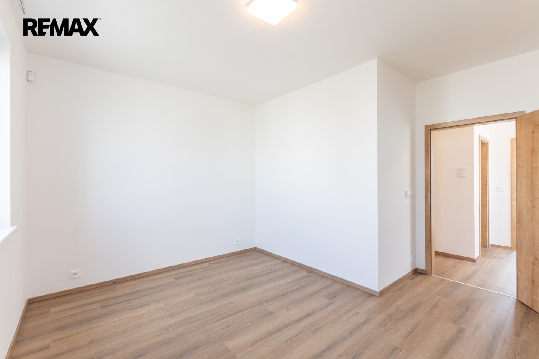 Pronájem rodinného domu 3+kk s parkovacím stáním a zahradou – Praha 9, Hostavice