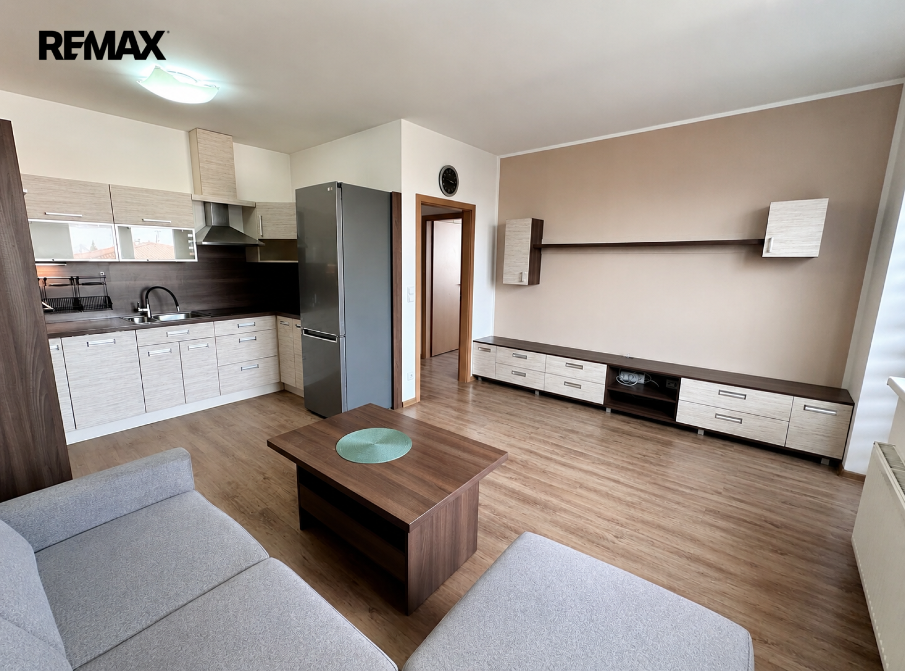 Prodej světlého bytu 3+kk s balkony a garážovým stáním, Praha 9 - Kbely