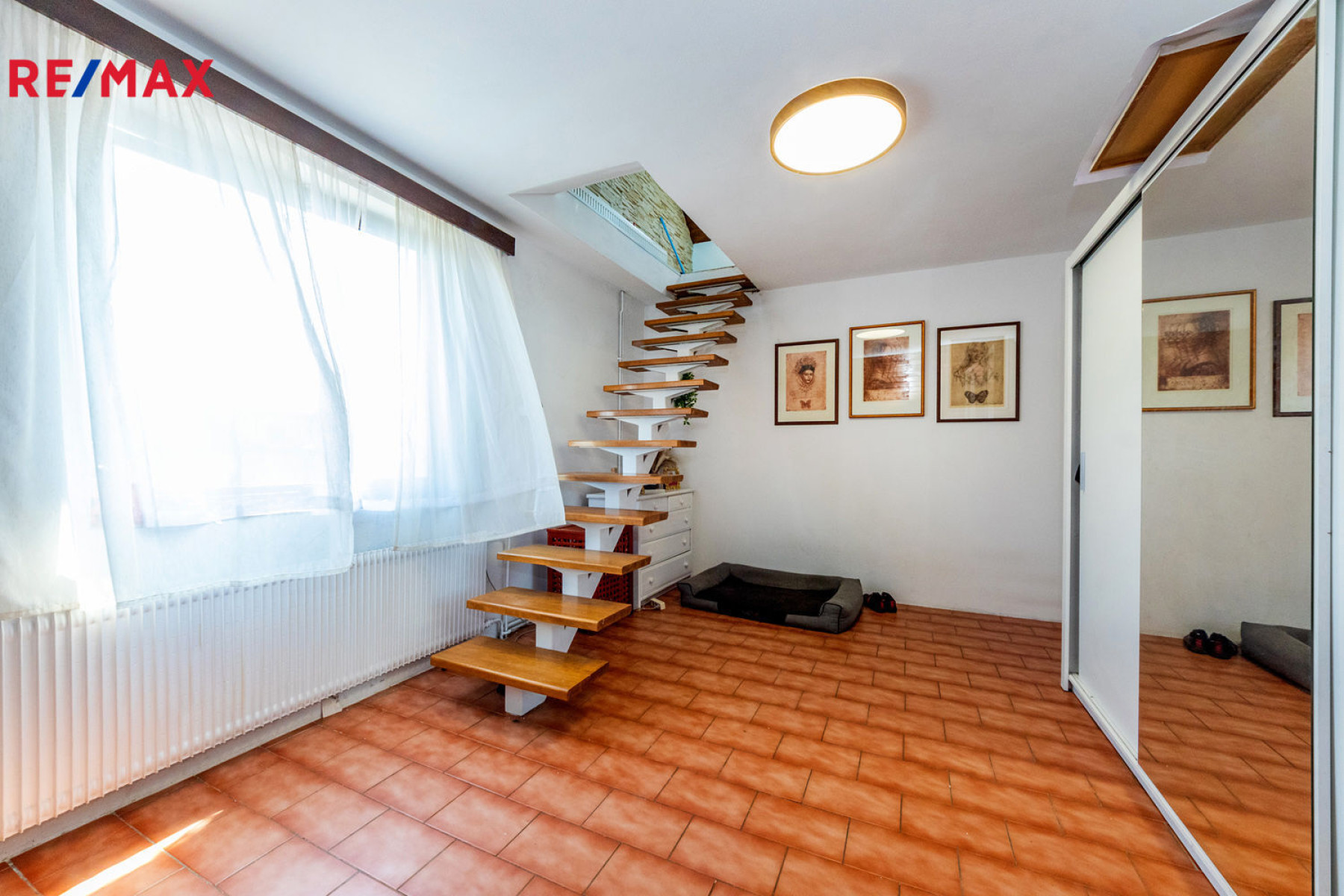 Třípodlažní RD 465 m² lodžie terasa dvojgaráž sklep studna zahrada bazén Lipence Praha 5
