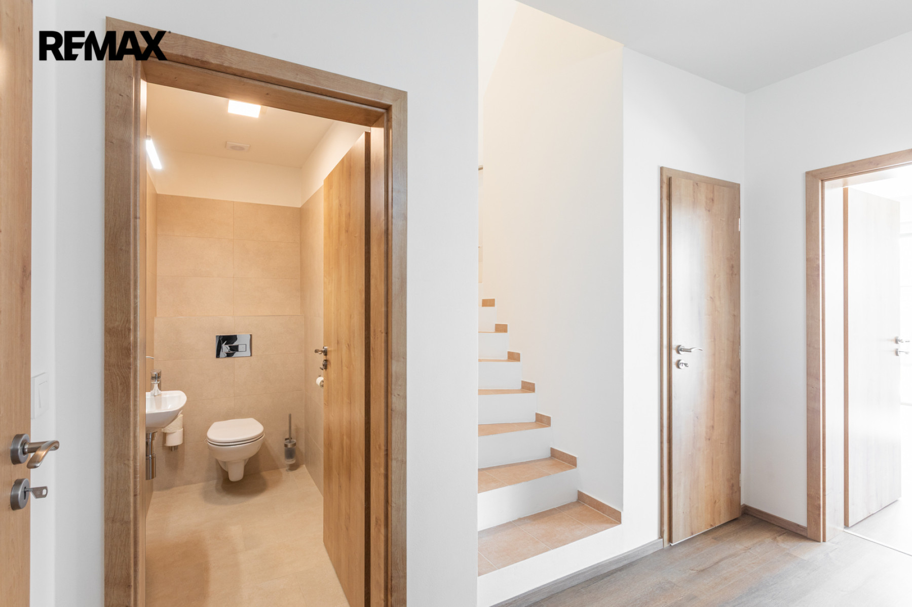 Pronájem rodinného domu 3+kk s parkovacím stáním a zahradou – Praha 9, Hostavice