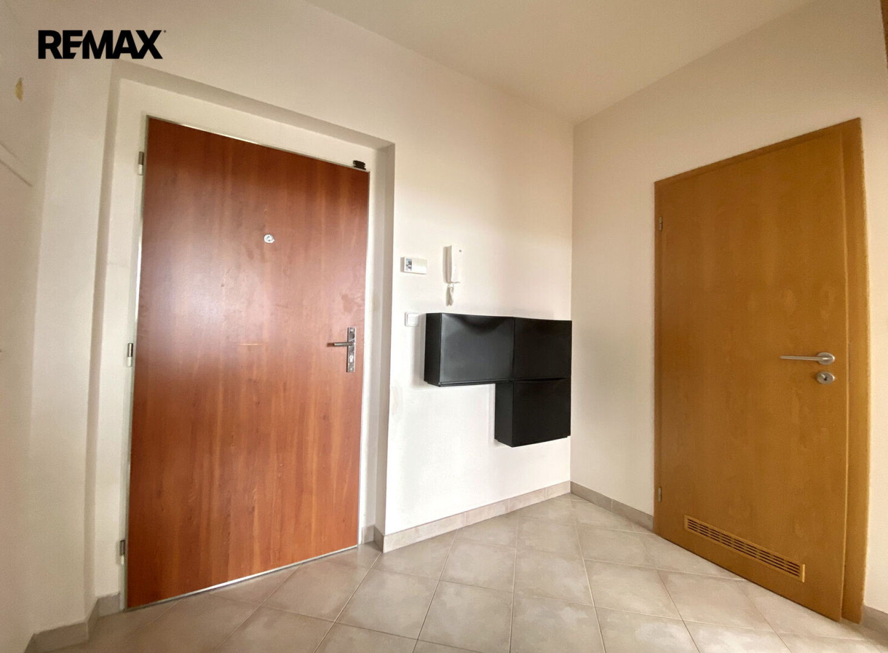 Pronájem bytu 2+kk s lodžií, sklepem a garážovým stáním, Praha 5 - Stodůlky