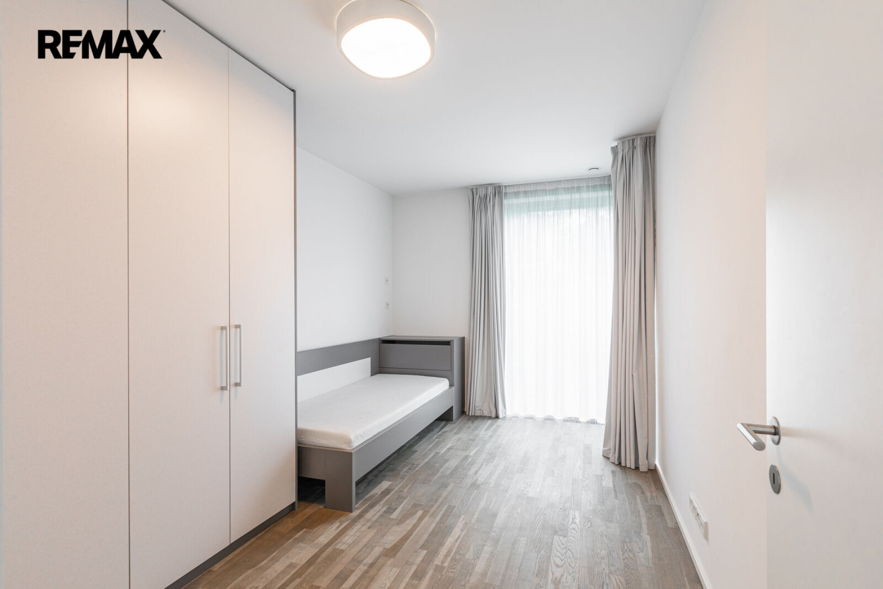Pronájem rodinného domu 5+kk, 179 m² se zahradou 357 m², dvěma terasami, balkonem a dvougaráží