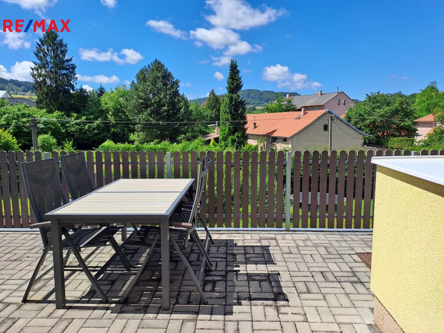 Prodej domu 4+1 s terasou, dvougaráží a velkou zahradou v Komárově