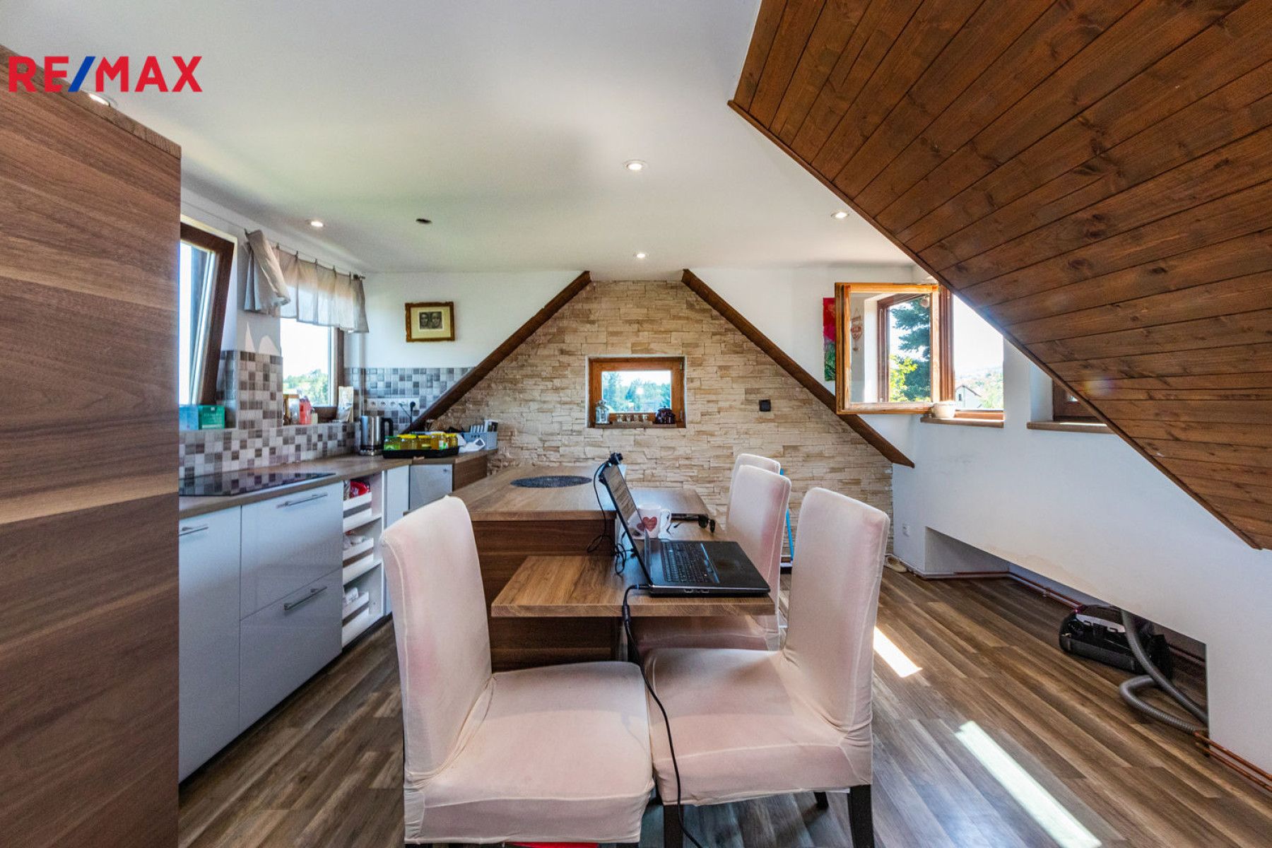 Třípodlažní RD 465 m² lodžie terasa dvojgaráž sklep studna zahrada bazén Lipence Praha 5