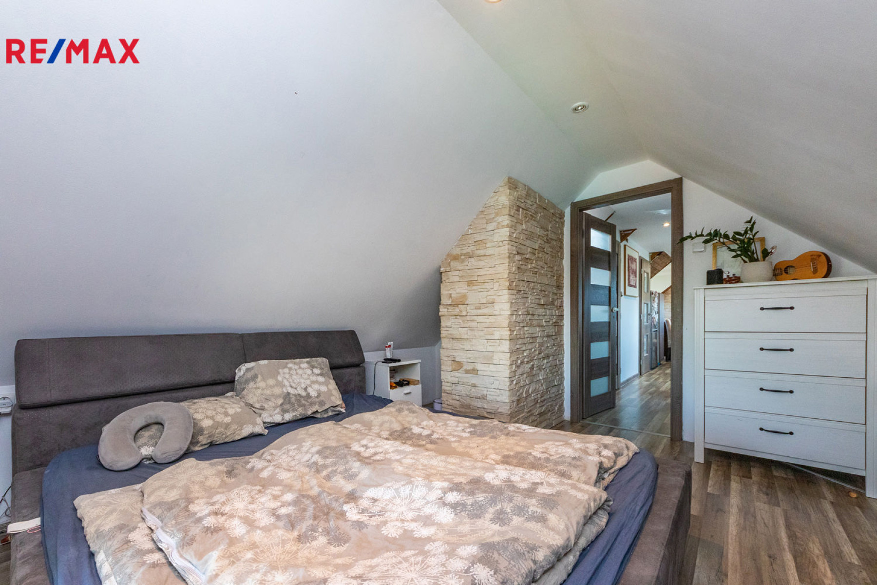 Třípodlažní RD 465 m² lodžie terasa dvojgaráž sklep studna zahrada bazén Lipence Praha 5