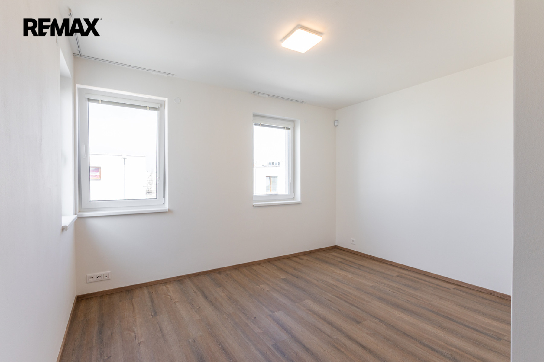 Pronájem rodinného domu 3+kk s parkovacím stáním a zahradou – Praha 9, Hostavice
