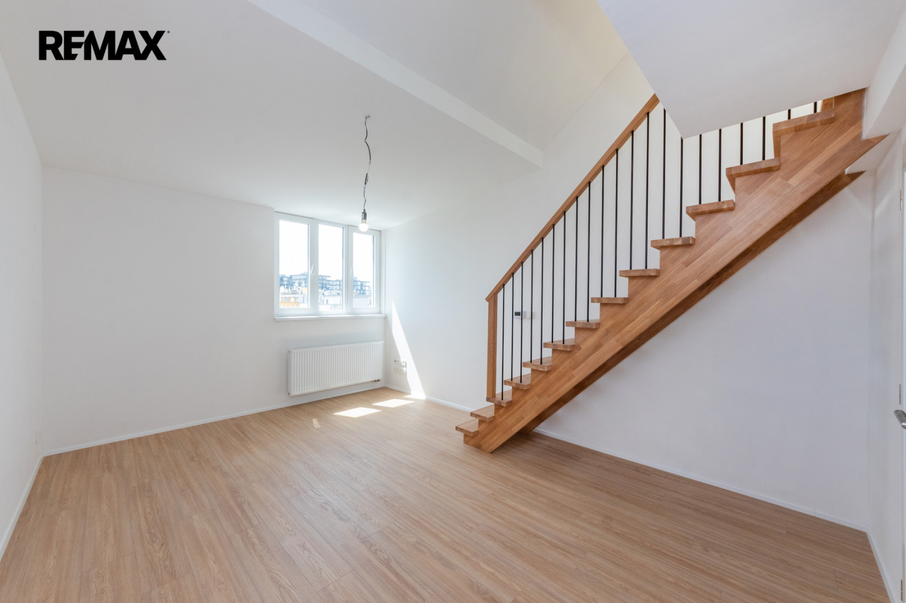 Mezonet 3+kk/galerie/sklep 71,9 m² OV cihla výtah jih výhled Jeseniova metro A Želivského 5 min
