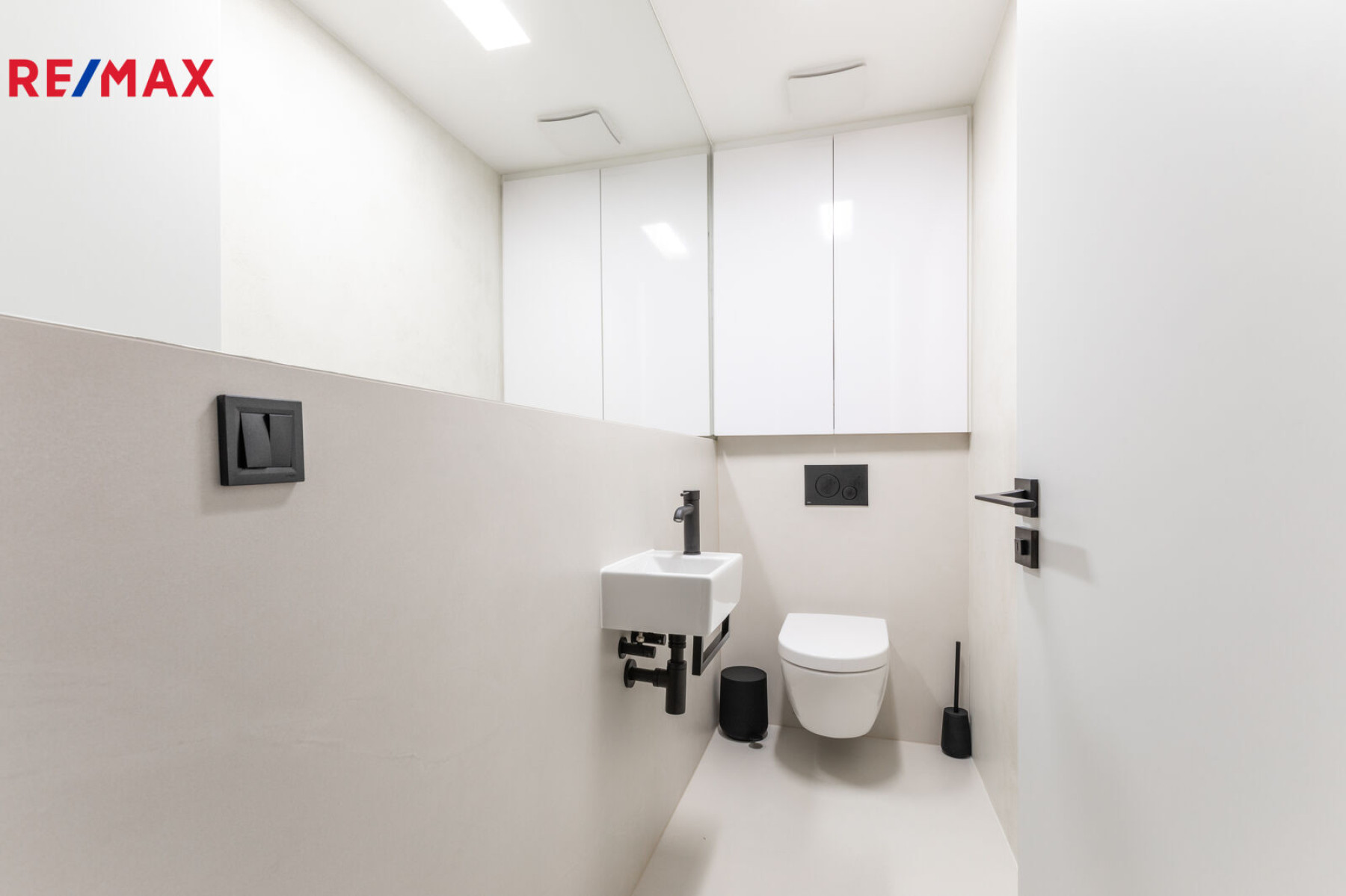 Krásný byt 3+kk zařízený architektonickým studiem s velkou terasou/předzahrádkou