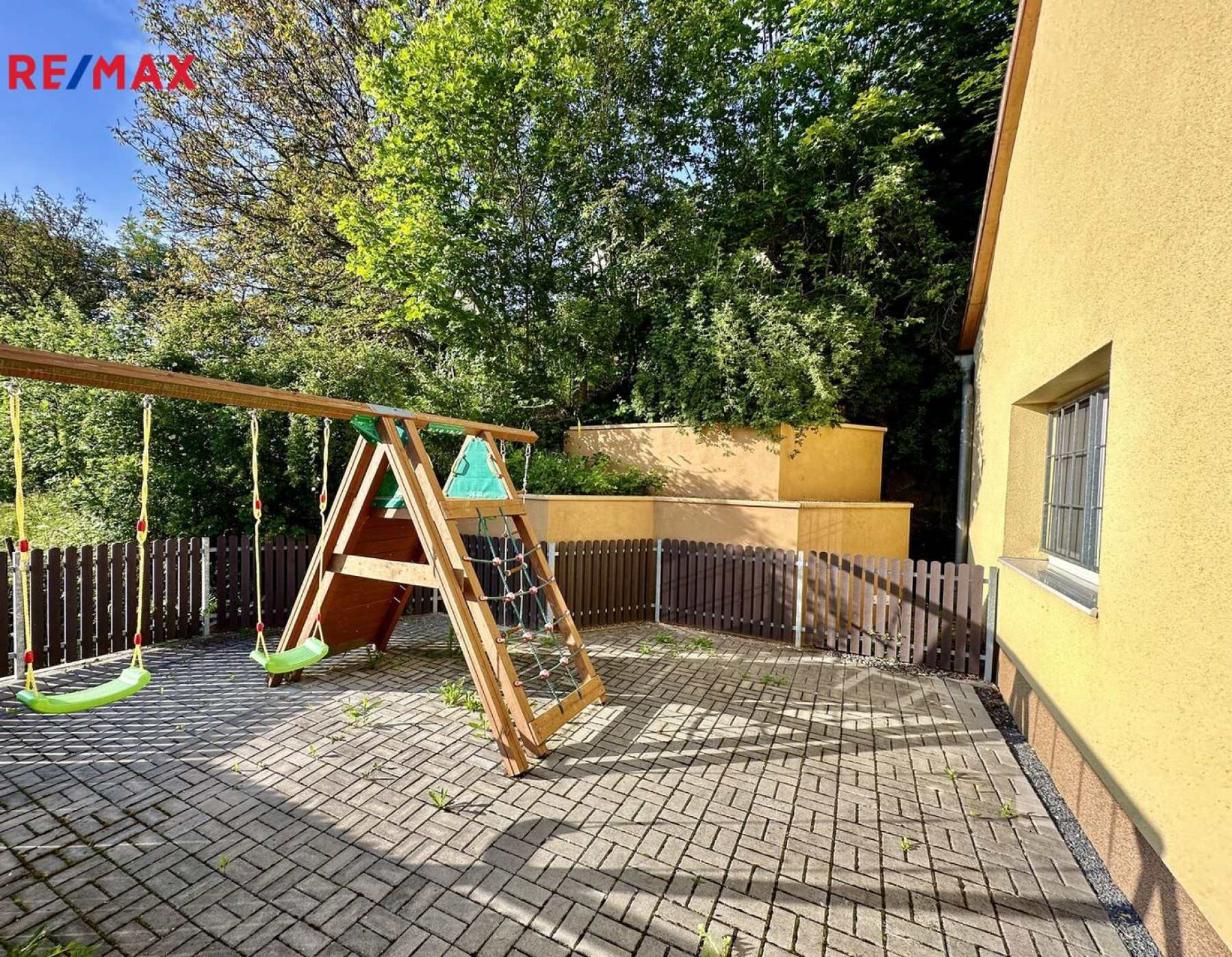 Prodej domu 4+1 s terasou, dvougaráží a velkou zahradou v Komárově
