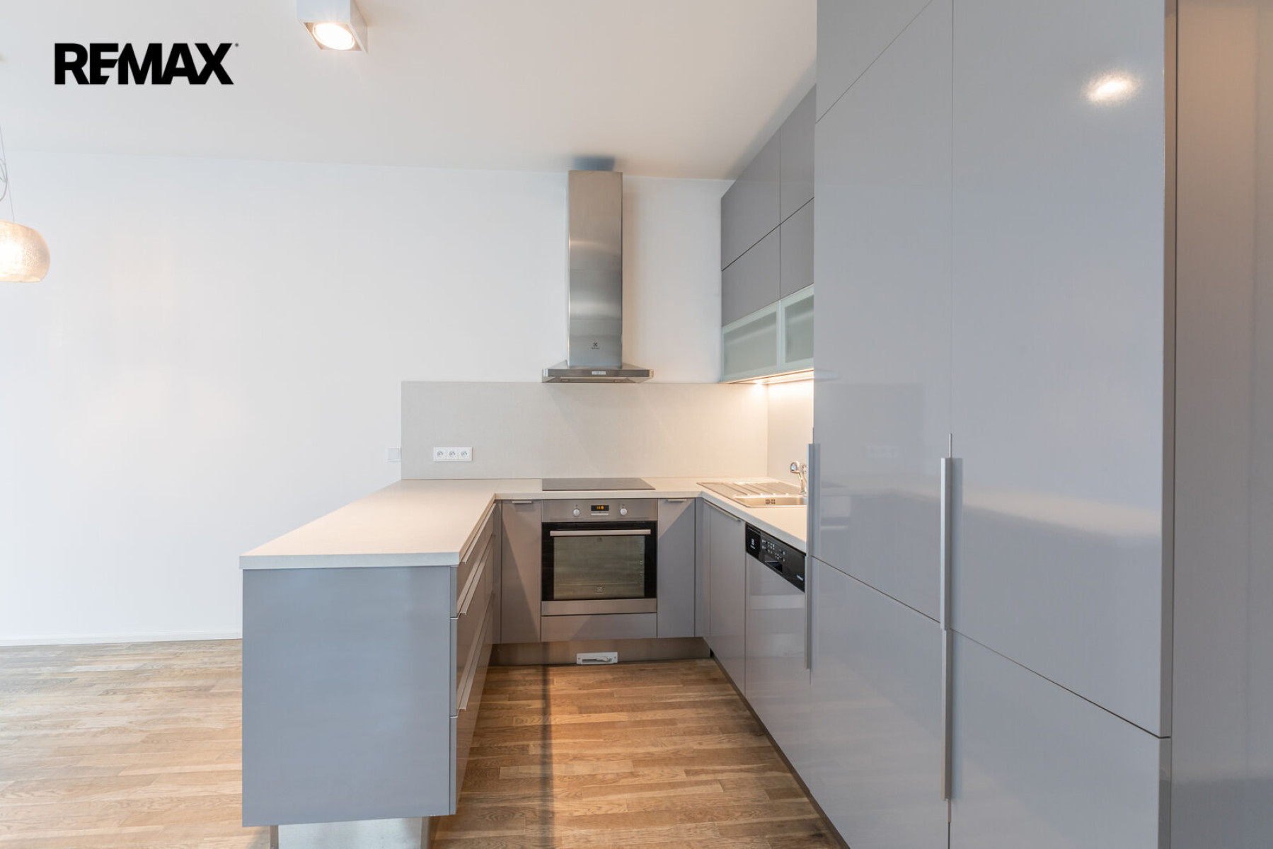 Pronájem rodinného domu 5+kk, 179 m² se zahradou 357 m², dvěma terasami, balkonem a dvougaráží