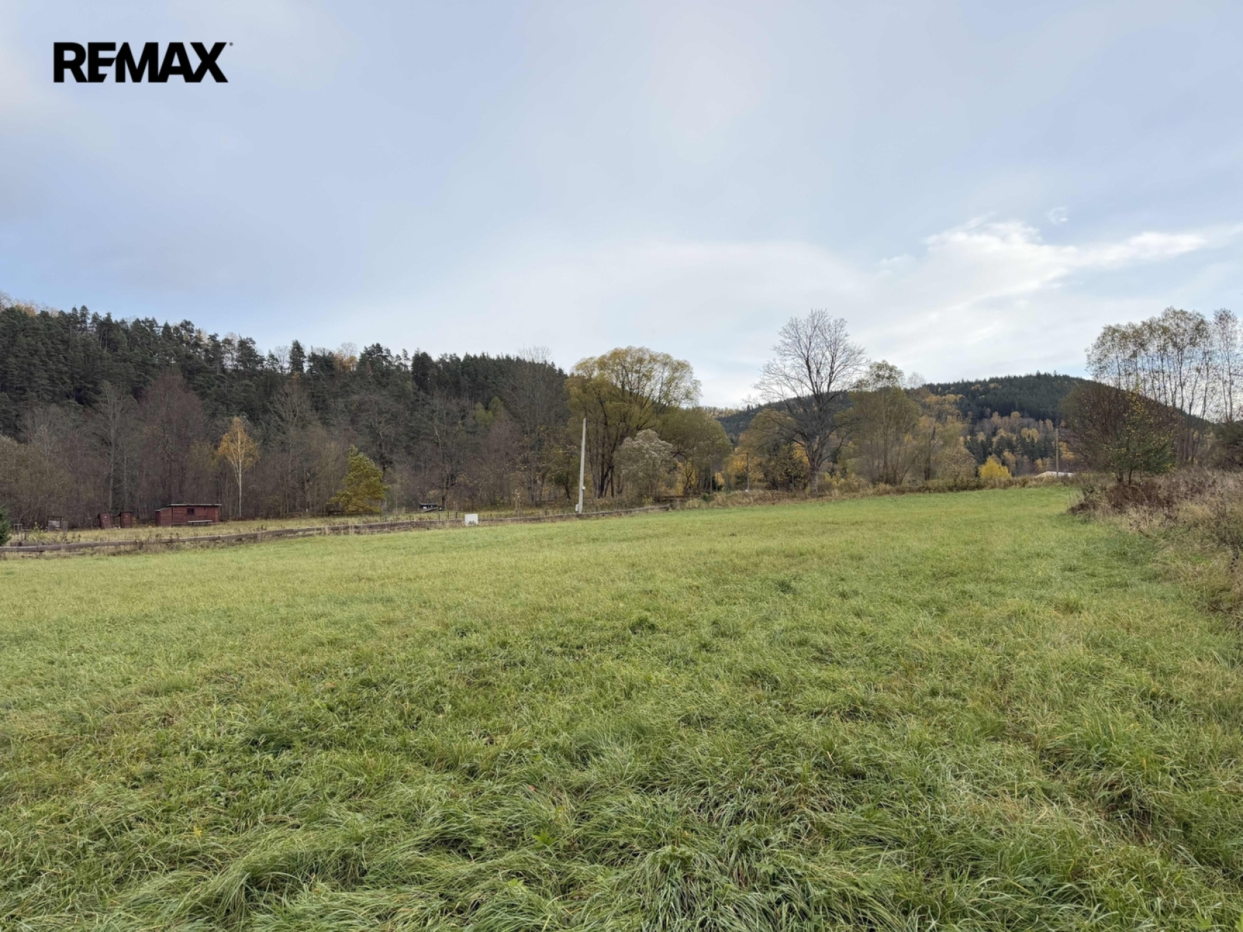 Prodej stavebního pozemku 4 413 m2 s povolením – Radešov u Sušice