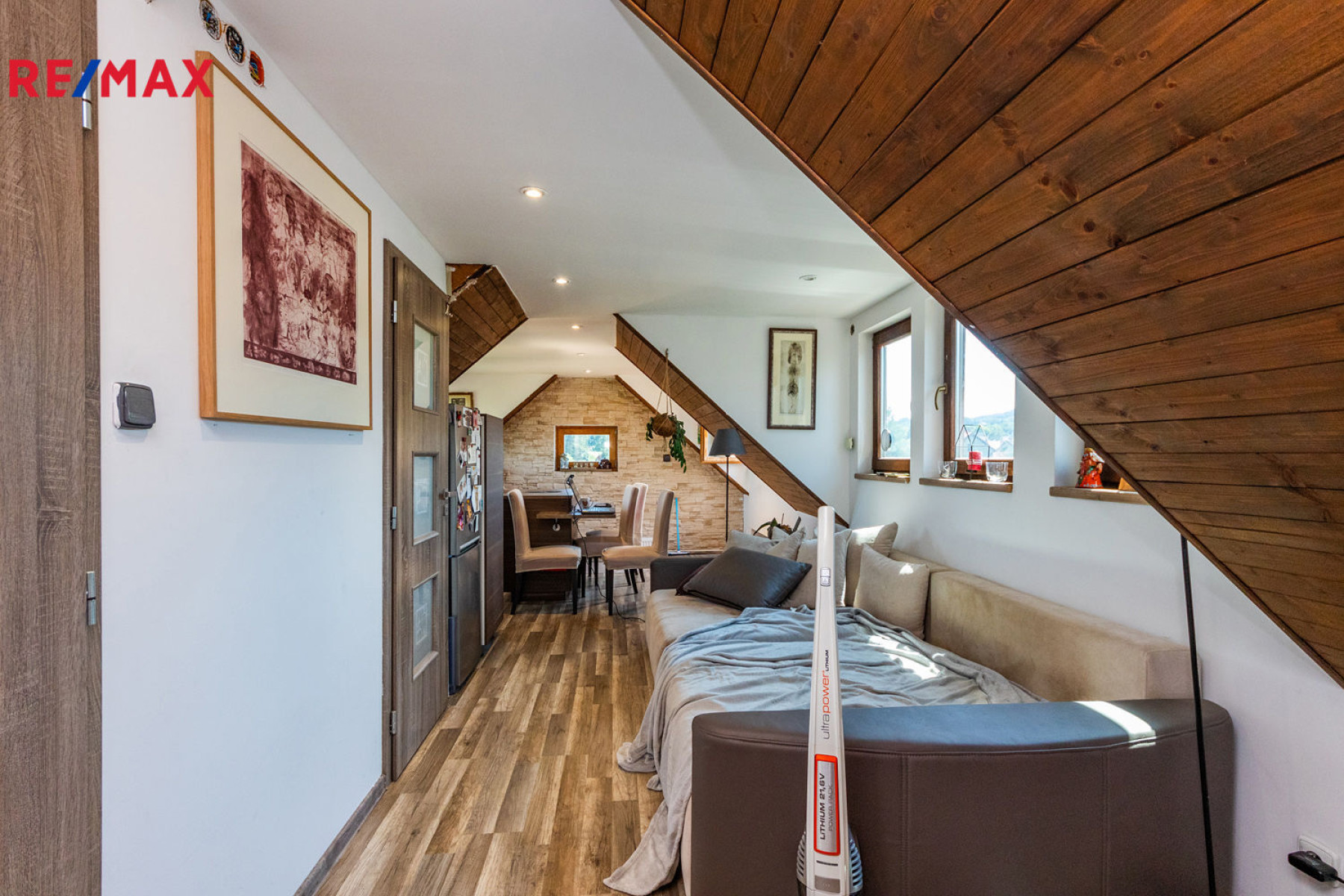 Třípodlažní RD 465 m² lodžie terasa dvojgaráž sklep studna zahrada bazén Lipence Praha 5
