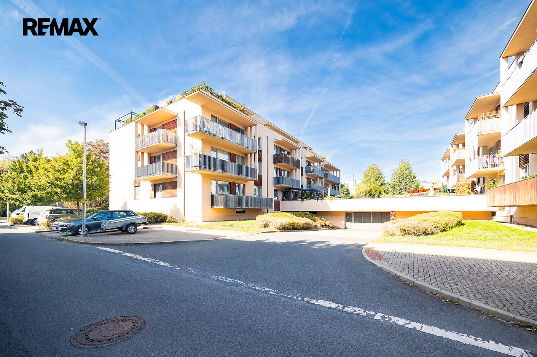 Prodej skvělého bytu 2+kk s prostorným balkonem, parkovacím stáním v garážích a sklepem