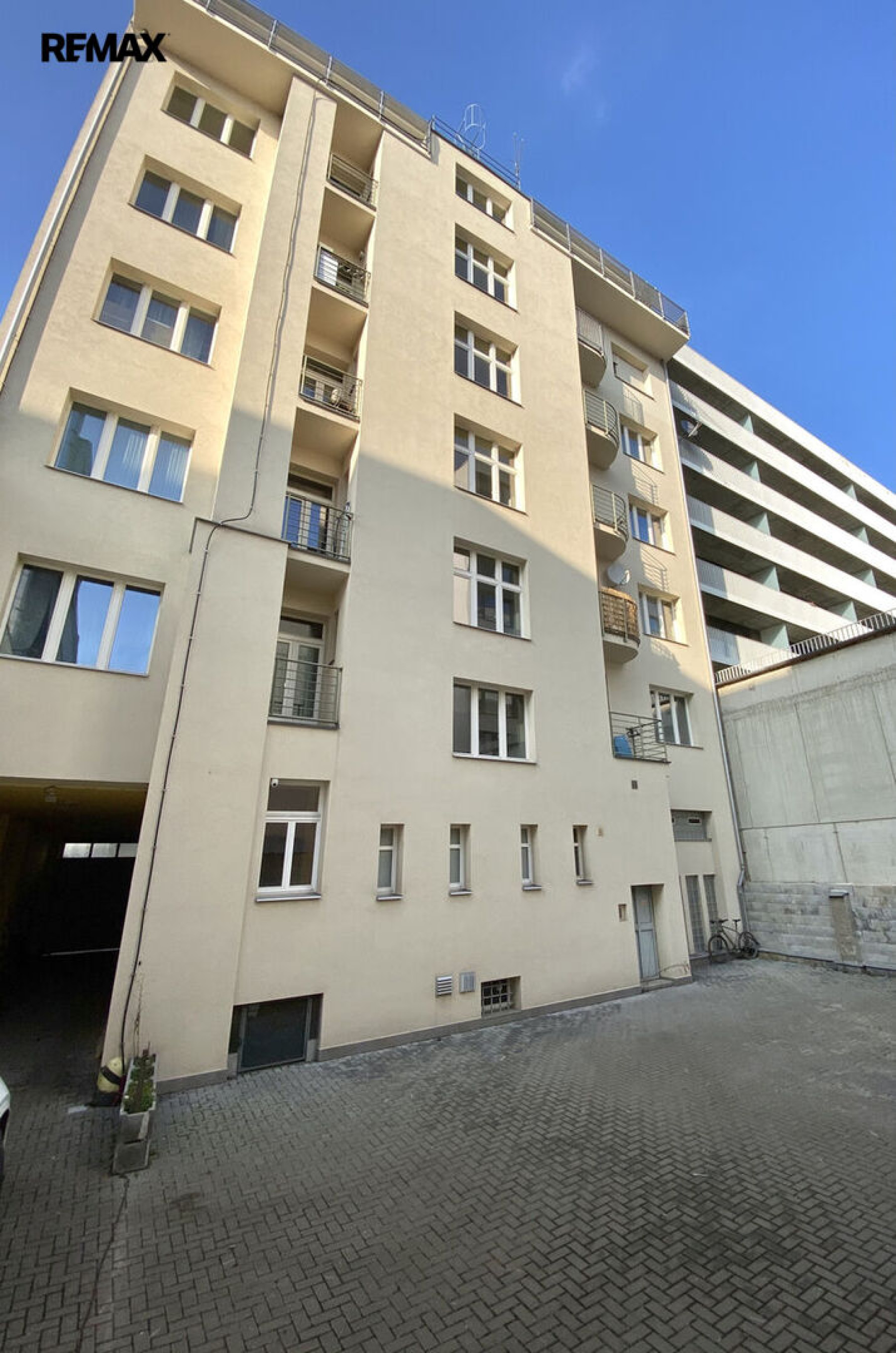 Prostorný, dvoupatrový byt 4+kk s terasou, Praha 8 - Karlín