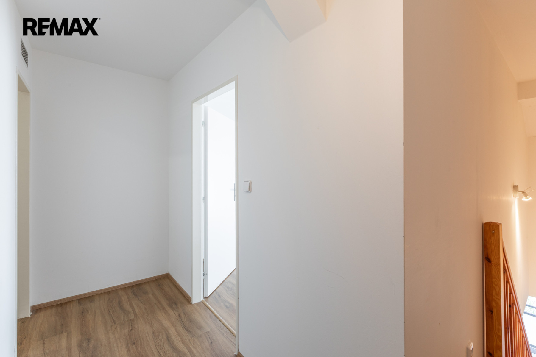 Skvěle prostorný byt 2+kk s balkonem v Radotíně