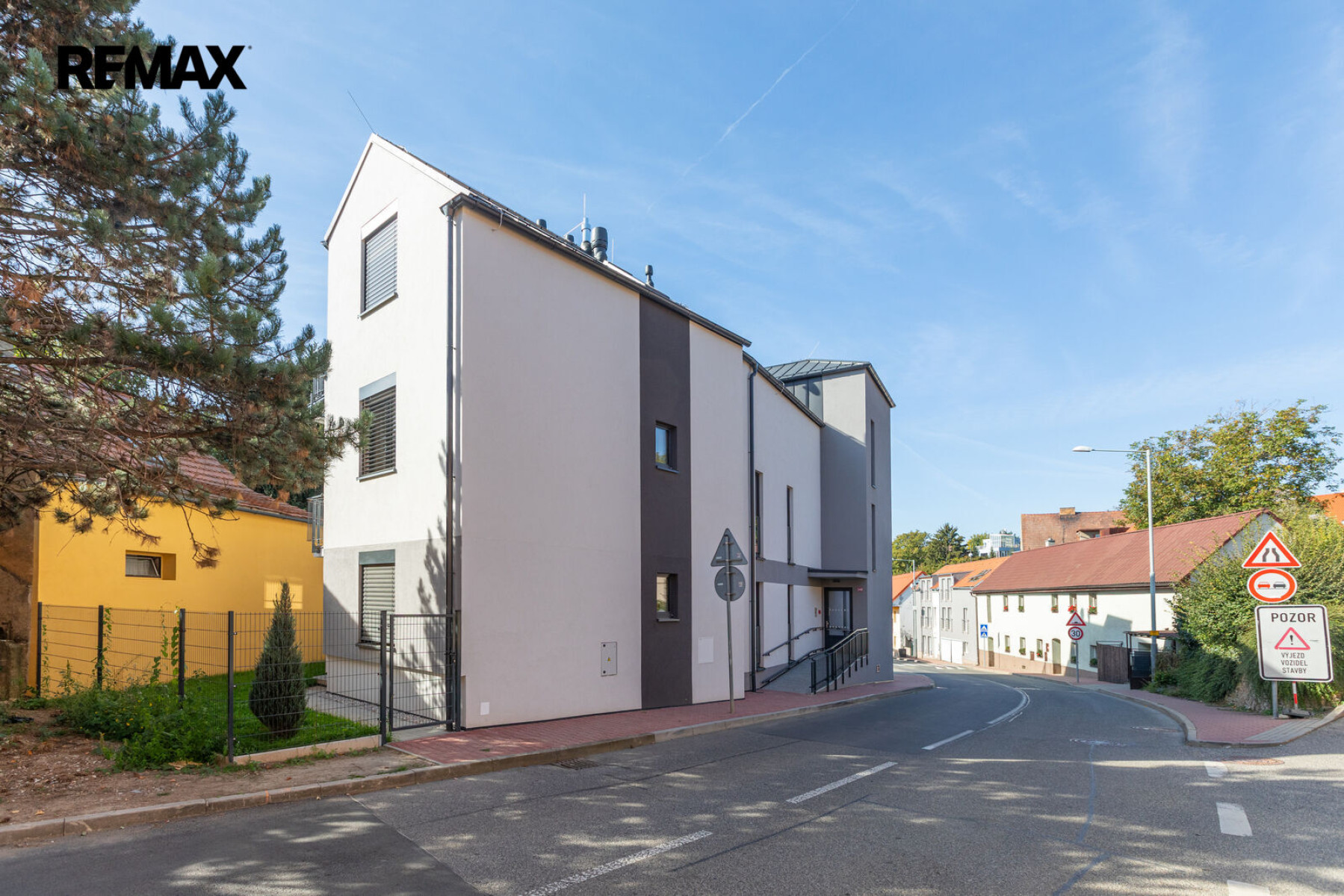 Úplně nový krásný byt s velkým balkonem v Praze – Lochkově