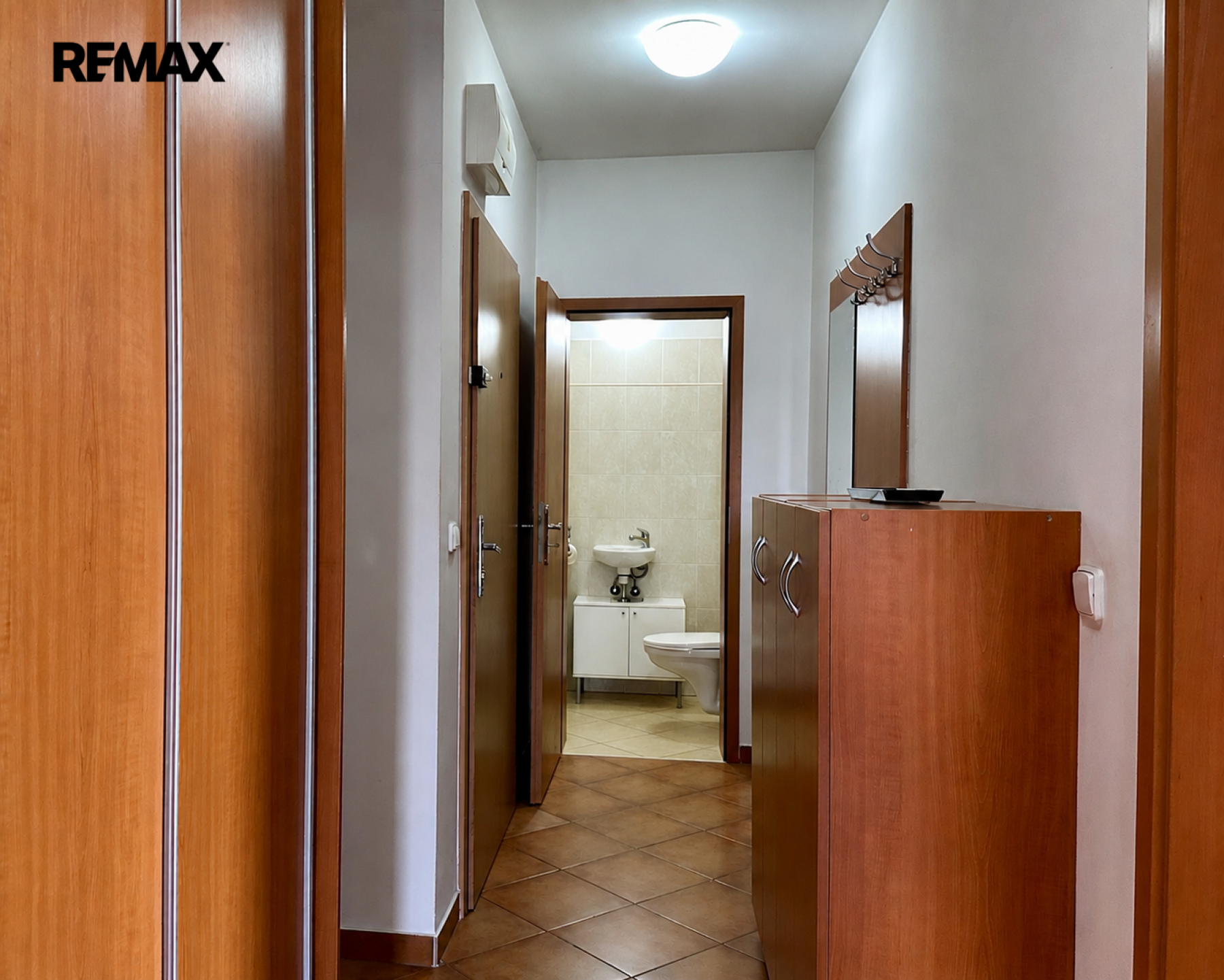 Prodej světlého bytu 3+kk s balkony a garážovým stáním, Praha 9 - Kbely