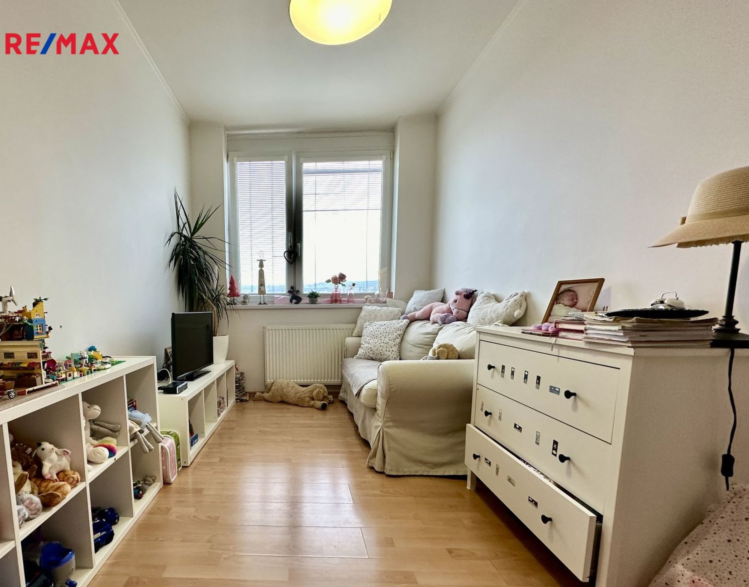 Prodej prostorného bytu 3+kk s terasou, sklepem a garážovým stáním, Praha 5