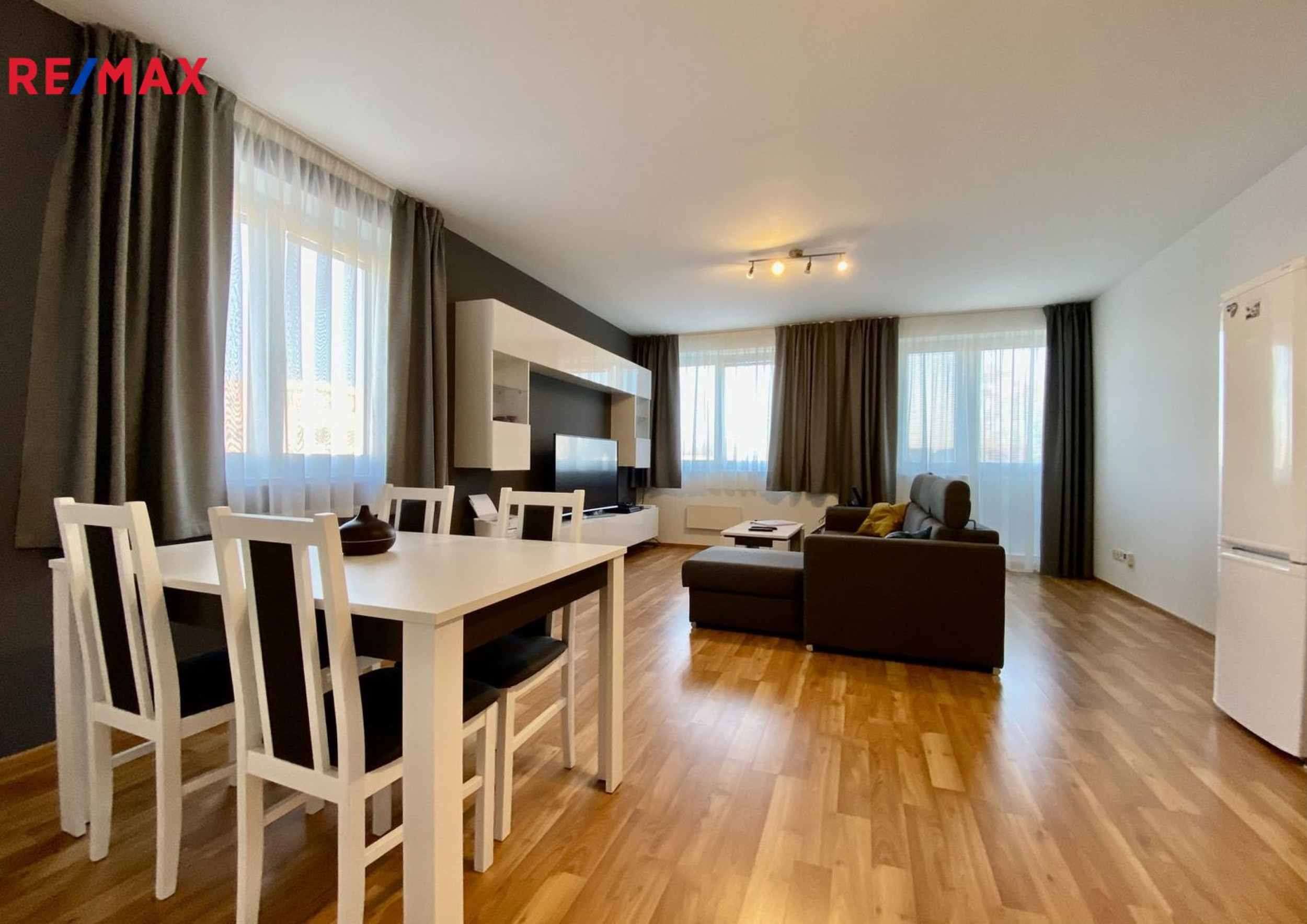Pronájem pěkného bytu 2kk s balkonem, sklepem + parkovací stání, Jesenice