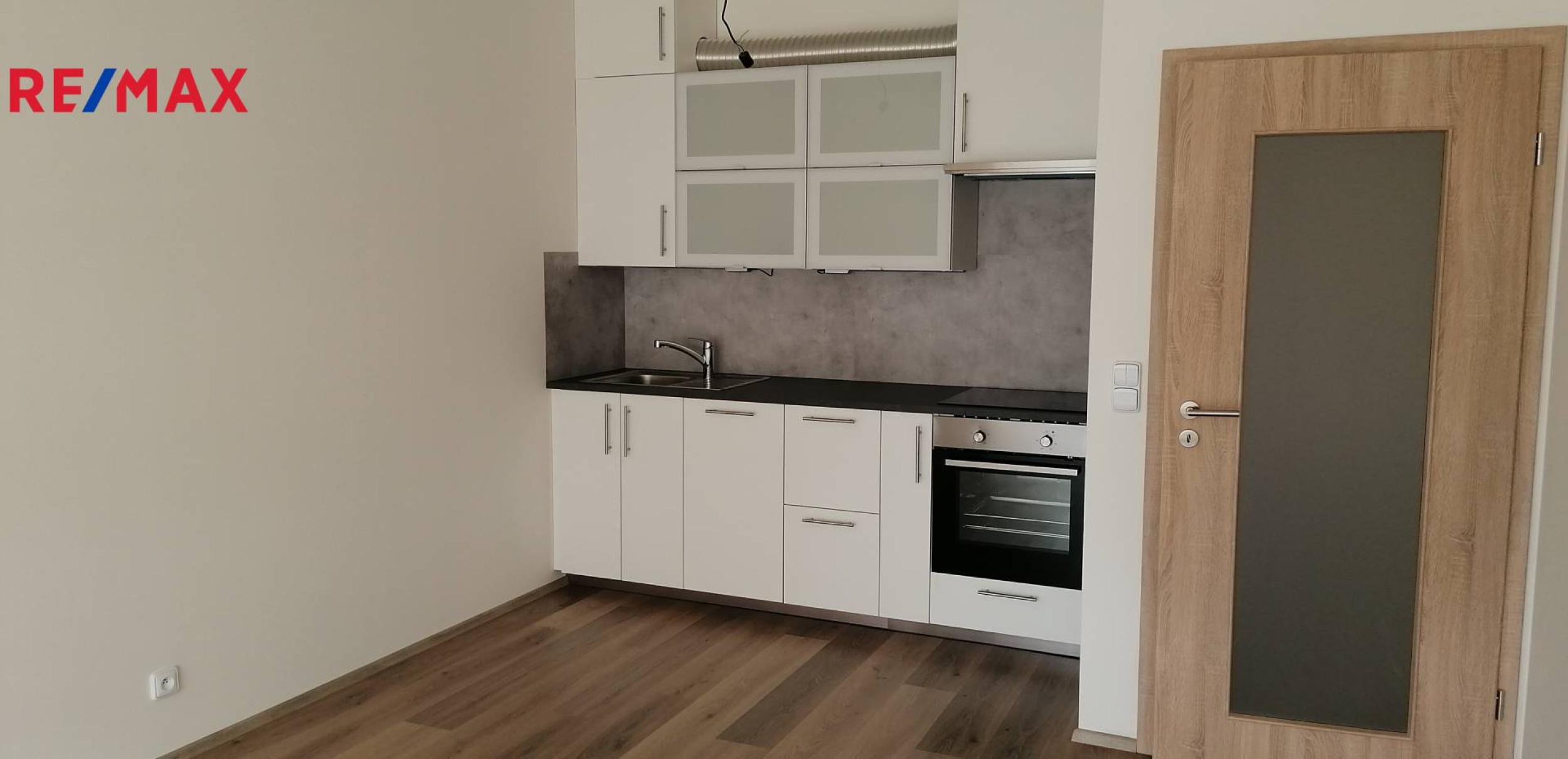 Pronájem bytu 2+kk s balkonem, Praha 4 - Modřany
