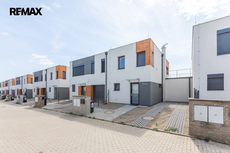 Pronájem rodinného domu 3+kk s parkovacím stáním a zahradou – Praha 9, Hostavice