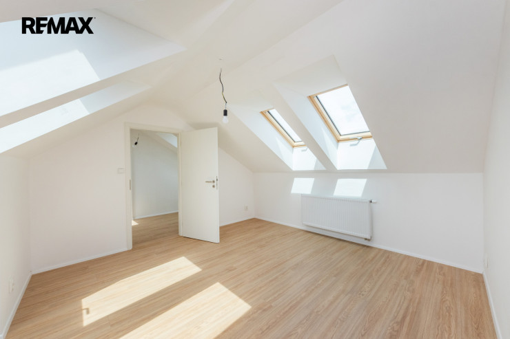Mezonet 3+kk/galerie/sklep 71,9 m² OV cihla výtah jih výhled Jeseniova metro A Želivského 5 min