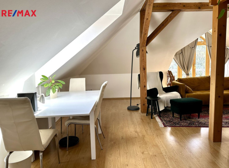 Prostorný půdní byt 1+1 s balkonem, 82 m2, Praha 5 - Smíchov