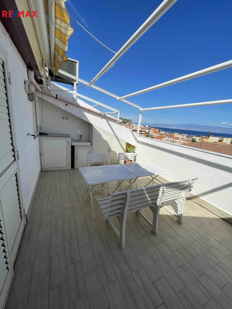 Krásný byt 1+1 s velkou terasou 17 m² jen 200 m od moře – Nizza di Sicilia