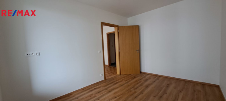 Pronájem bytu 2+kk s lodžií a garážovým stáním, Praha 8