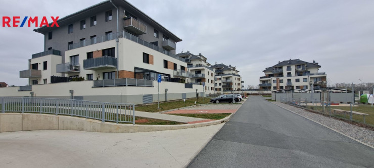 Prodej garážového stání 14 m2, Praha 5 - Sobín