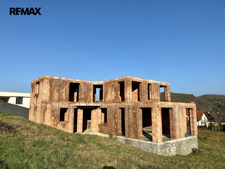 Prodej rozestavěného domu v obci Chrustenice na pozemku 1470 m2