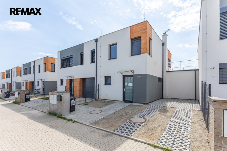 Pronájem rodinného domu 3+kk s parkovacím stáním a zahradou – Praha 9, Hostavice
