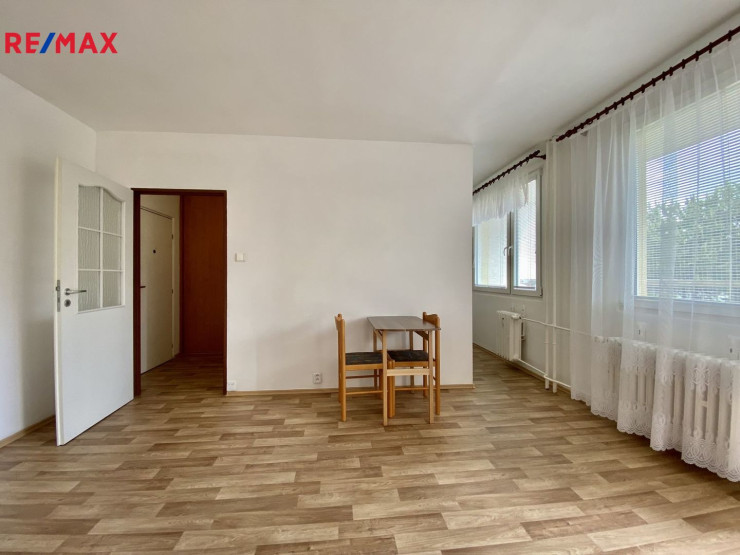 Pronájem světlého bytu 1+kk s lodžií, Praha 9 - Střížkov