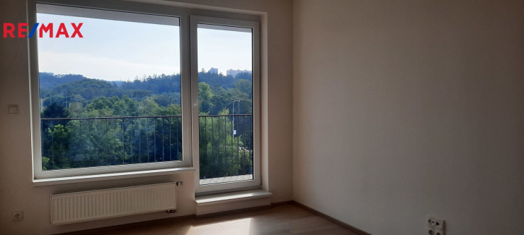Pronájem krásného bytu 2+kk s terasou, garáží i sklepem, Praha 4 - Modřany