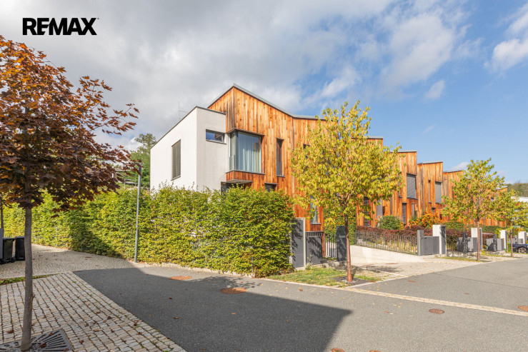 Pronájem rodinného domu 5+kk, 179 m² se zahradou 357 m², dvěma terasami, balkonem a dvougaráží