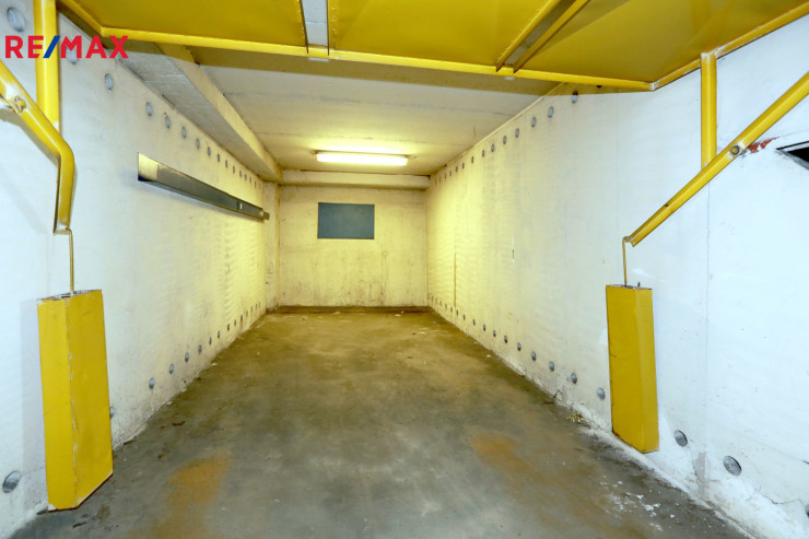 Pronájem garáže 15,6 m2, Praha 8 - Troja