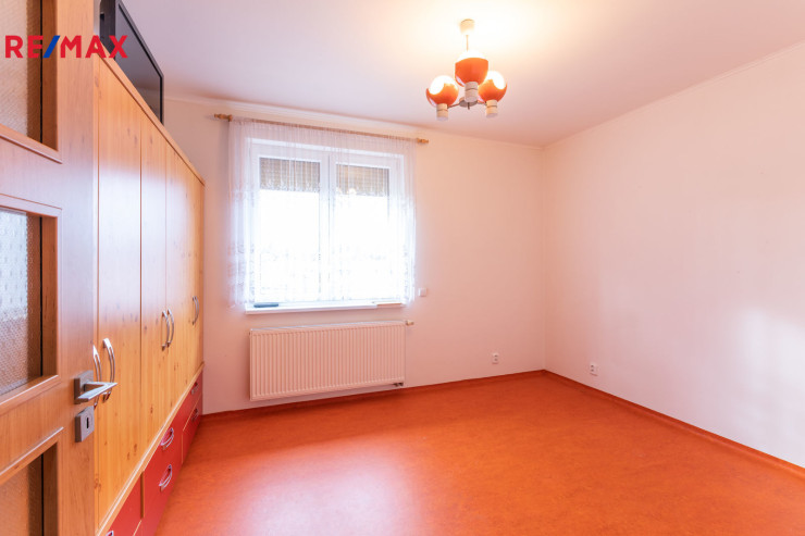 Pronájem rodinného domu 87 m2, zahrada 776 m2, půdní prostor 15 m2