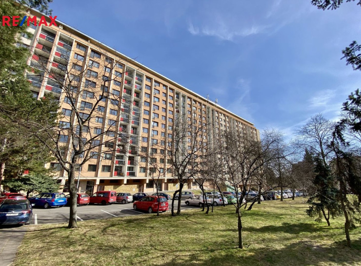 Pronájem prostorného bytu 3+1 s lodžií, Praha 8 - Kobylisy
