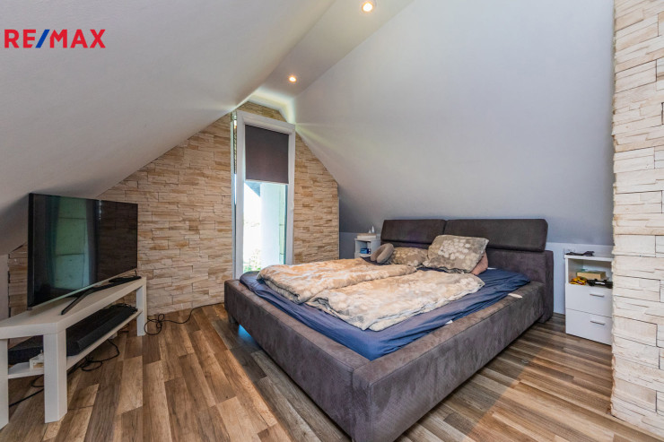 Třípodlažní RD 465 m² lodžie terasa dvojgaráž sklep studna zahrada bazén Lipence Praha 5