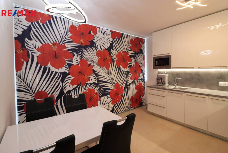 Pronájem luxusního bytu 1+kk 44 m2 s balkonem a garážovým stáním, Praha 8 - Dolní Chabry
