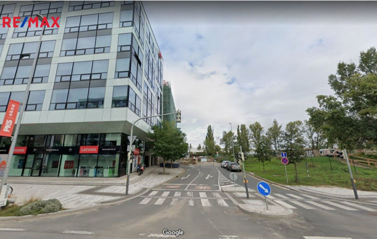 Pronájem vnitřního garážového stání, Praha 8 - Karlín