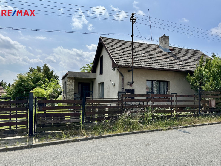 Prodej domu s garáží a pozemkem o ploše 989 m2 v Kosoři
