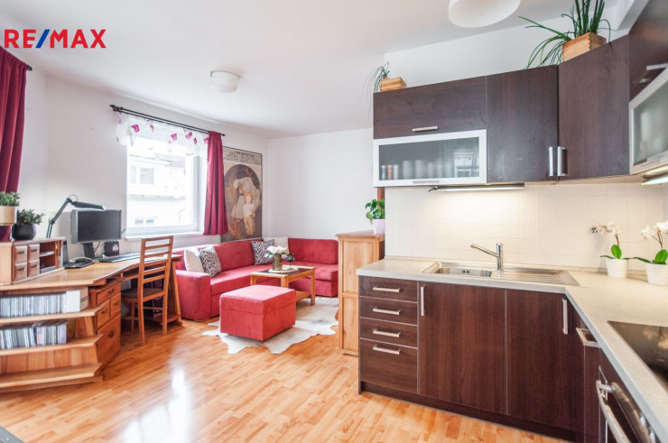 Pěkný světlý byt 2+kk s rohovým zastřešeným balkonem