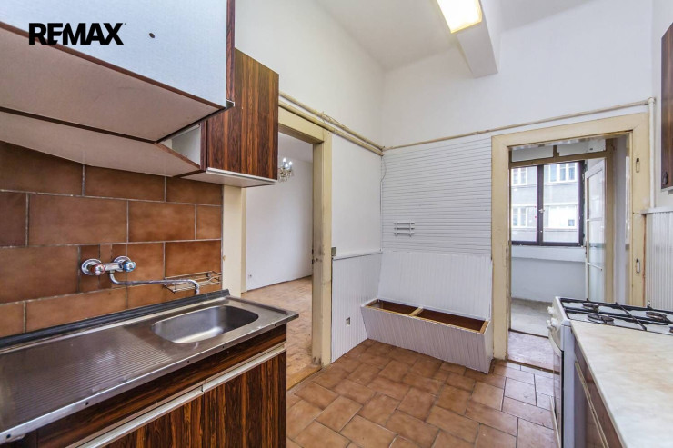 Částečně zařízený 2+1, 49 m², 3. NP, cihla, metro A Strašnická 6 min chůze, volný od 24.8.2026