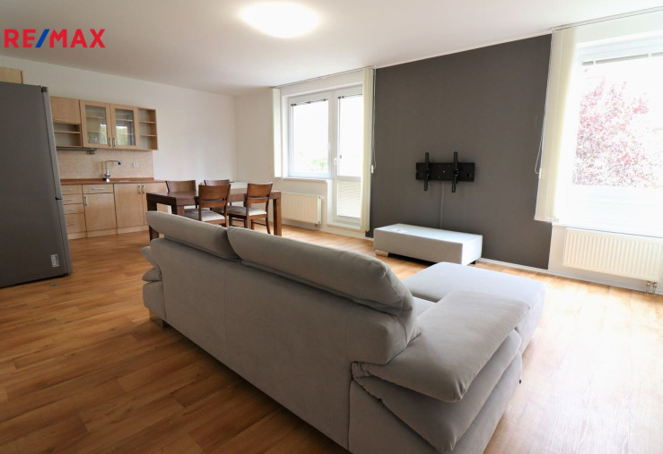 Pronájem krásného bytu 2+kk s balkonem, Praha 4 - Modřany